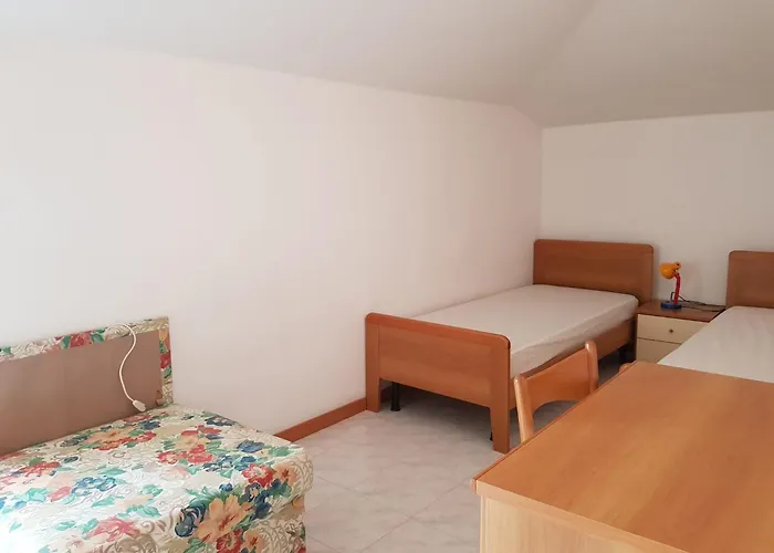 Apartment With Terrace & Free Parking - 3 Minutes From Beach