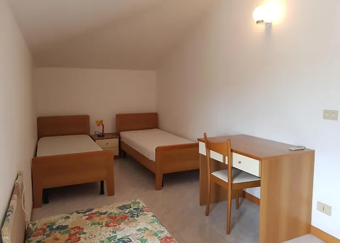 Apartment With Terrace & Free Parking - 3 Minutes From Beach